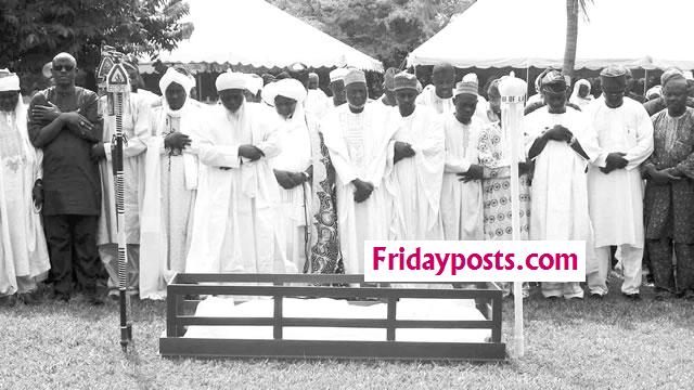 • Muslim faithful praying for the repose of the soul of former Minister of National Planning, late Rasheed Gbadamosi, during his burial at Ikorodu in Lagos State...on Thursday. Photo: NAN